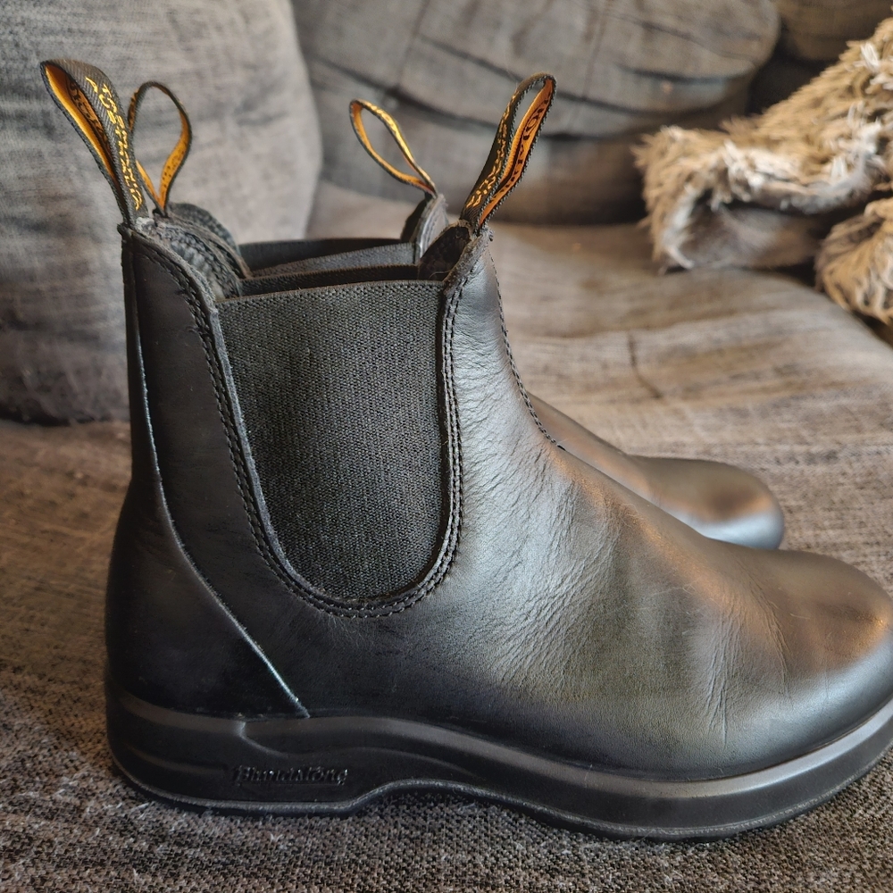 Blundstone All Terrain Boots Size 8.5
